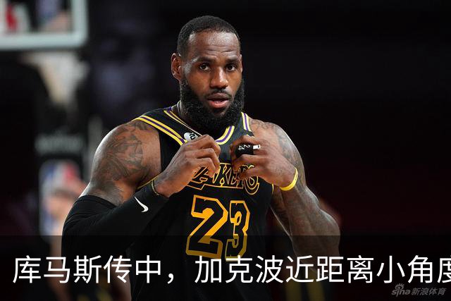库马斯传中，加克波近距离小角度头球攻门，被门将抬手扑出